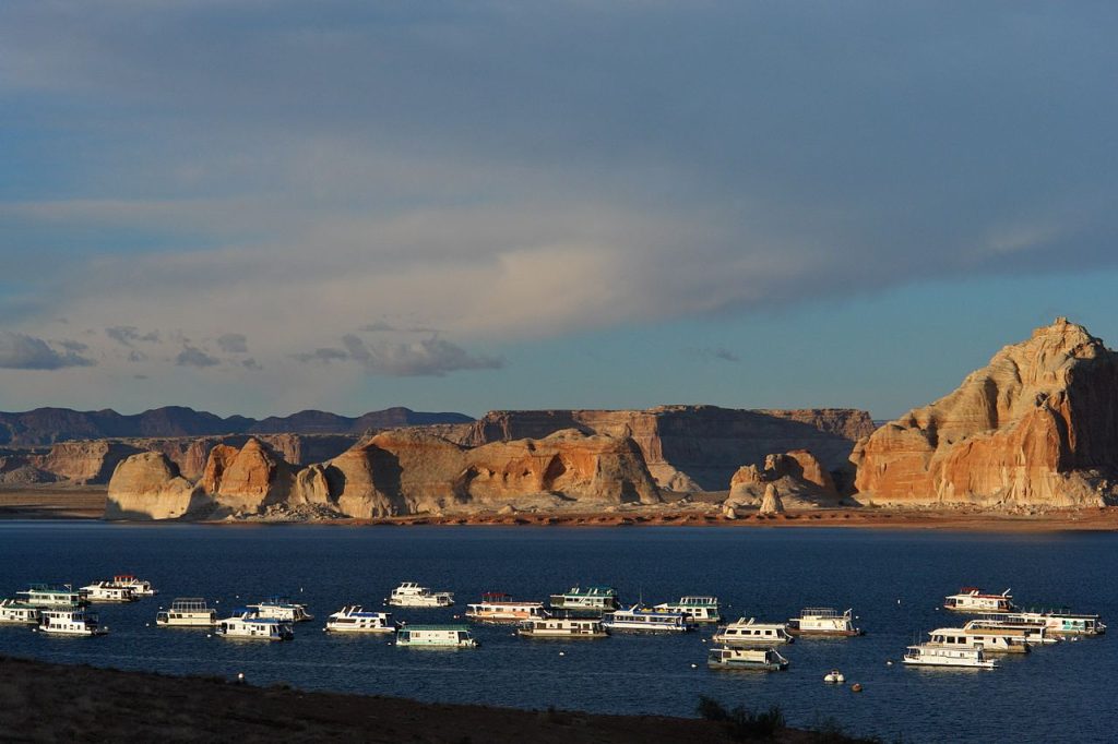 1280px-Lake_Powell,_Near_Page_Arizona_(3449612604)