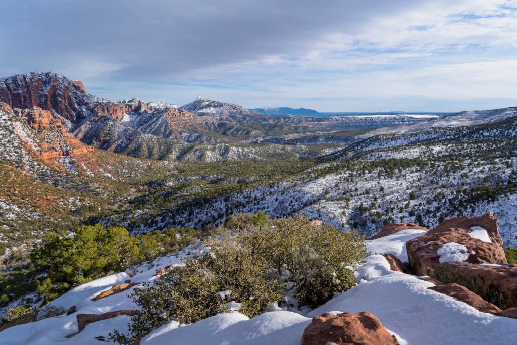 Zion hiking trail cliff overlook
