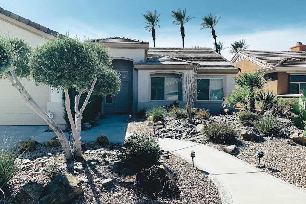 Arizona stucco house side yard